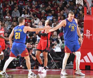 悄然站在他 悄然站在他