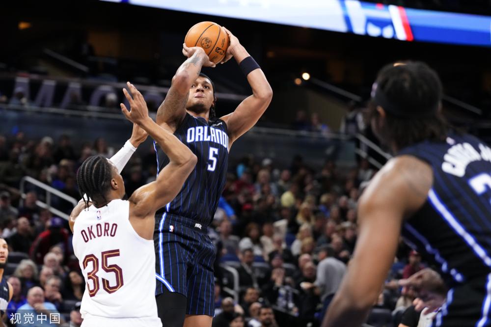 他在场上展 他在场上展