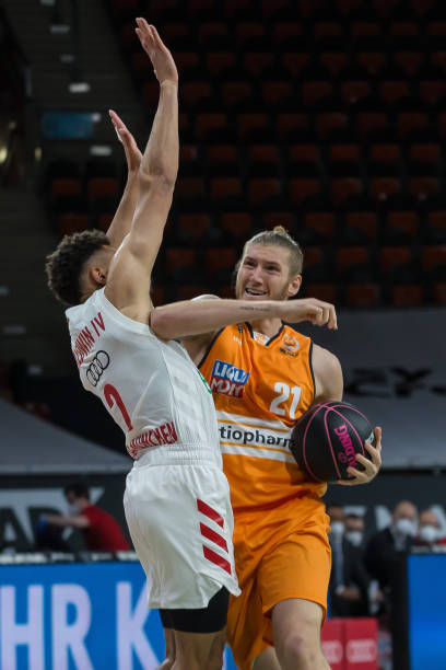 保持在第三 保持在第三