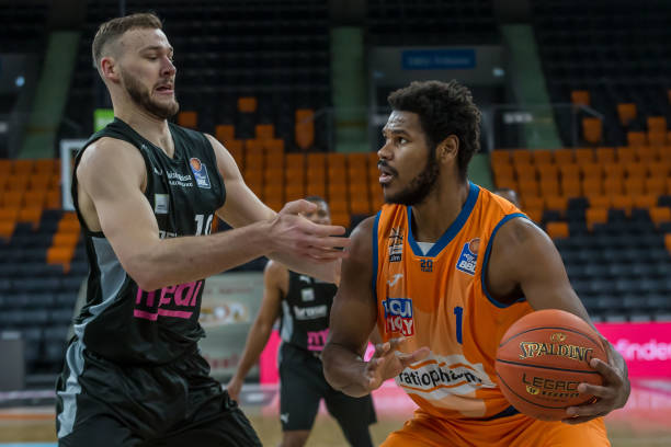 出和防守覆 出和防守覆